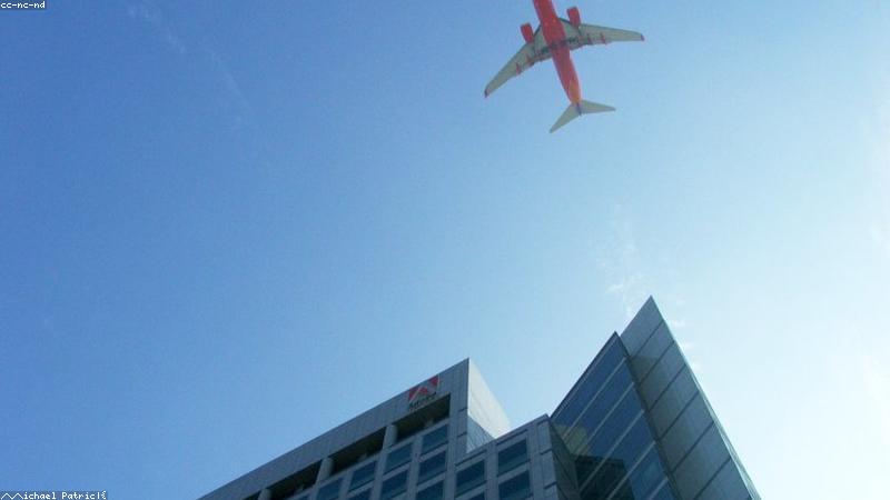 xmol网页版团队在开放办公空间中协作讨论科研数据